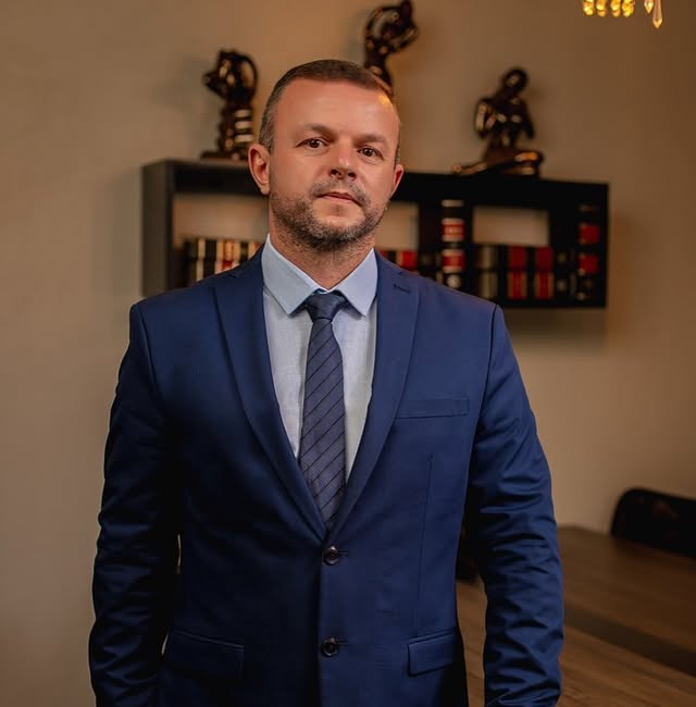 Retrato profissional de Elison Fabiano Costa Gomes